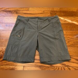 Athleta Trekkie North shorts Green Women’s Sz 12